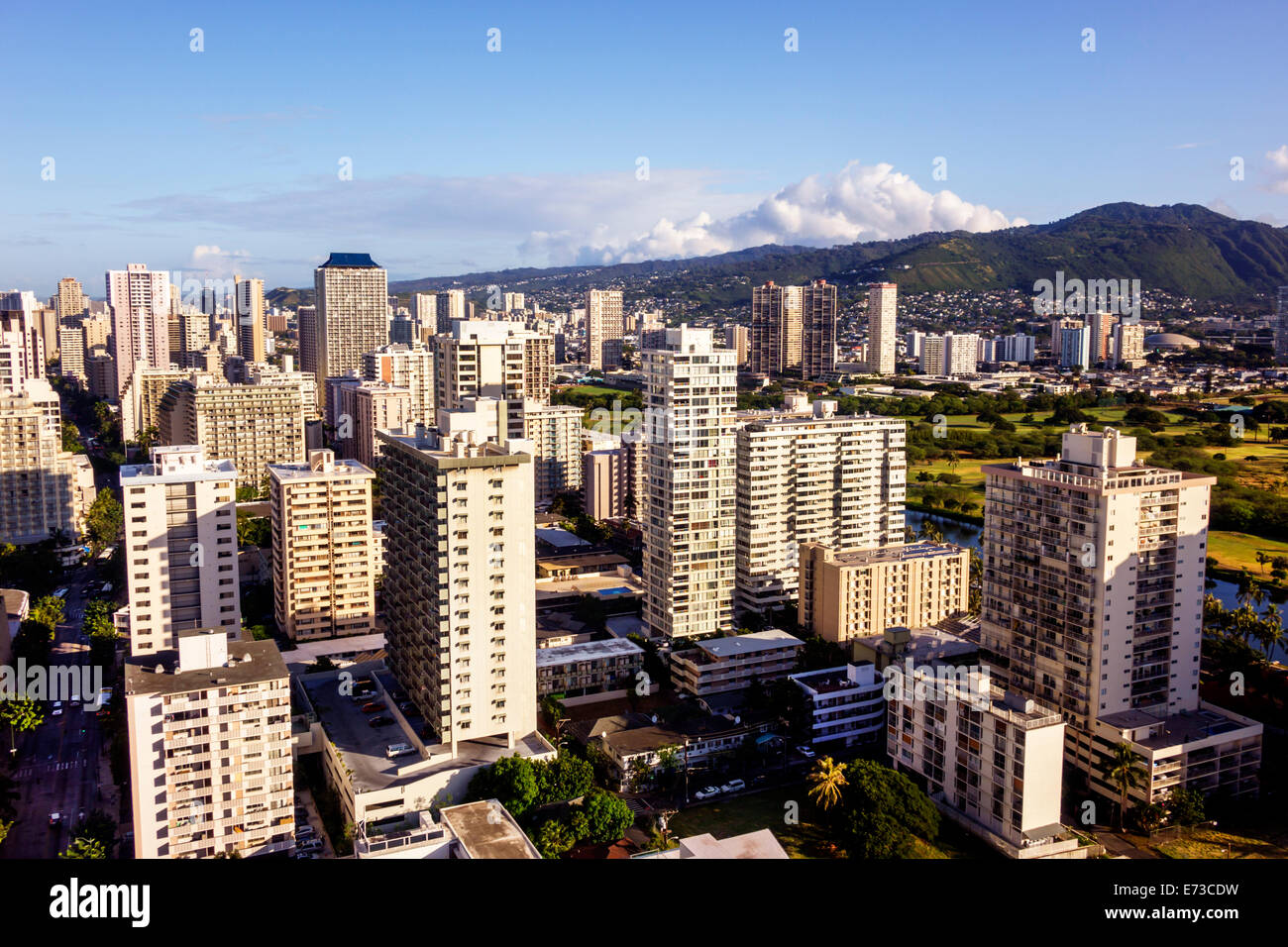 Honolulu Waikiki Beach Hawaii, Hawaiian, Oahu, resort, alto edificio, hotel, edifici condominali, Makiki, Lower Punchbowl, Tantalo, montagne, USA, US, un Foto Stock