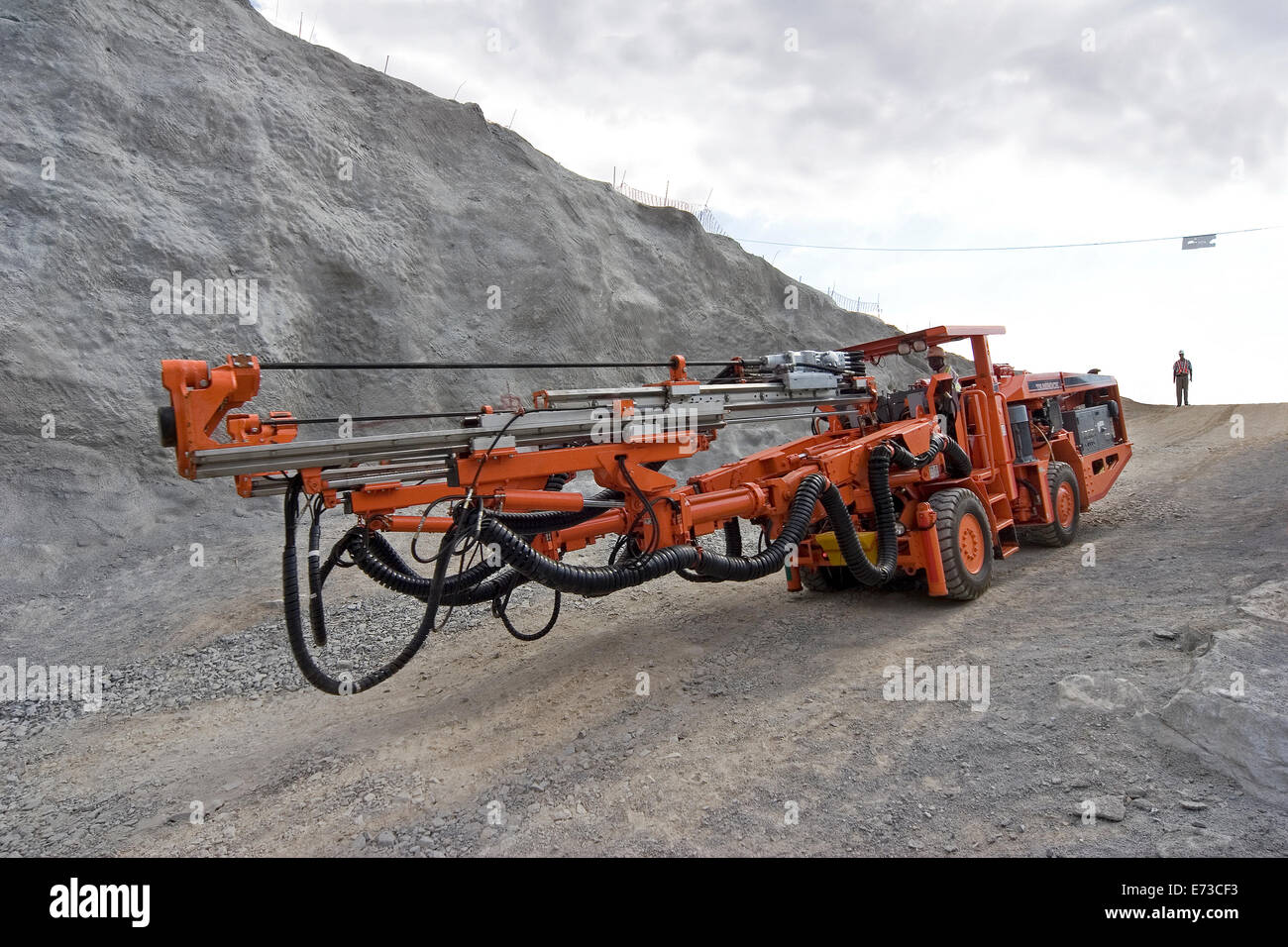 Perforare il carro di perforazione spostandosi lentamente in discesa nella miniera di platino dal portale di ingresso dell'albero della rampa prima di praticare fori di scoppio nella roccia per il nuovo tunnel di manutenzione Foto Stock