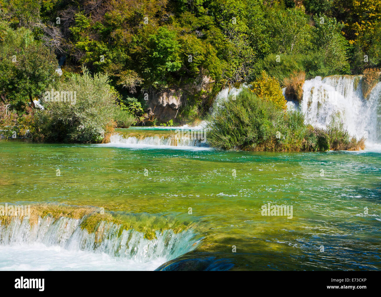 Il fiume Krka , grande attrazione turistica vicino a Sibenik, moduli 17 cascate in un'area 400 mt. di lunghezza e 100 metri di larghezza Foto Stock