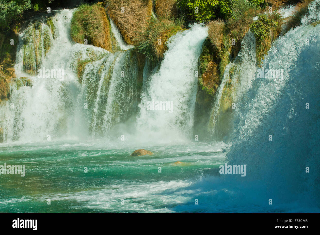Il fiume Krka , grande attrazione turistica vicino a Sibenik in Croazia, moduli 17 cascate in un'area 400 mt. in lunghezza Foto Stock