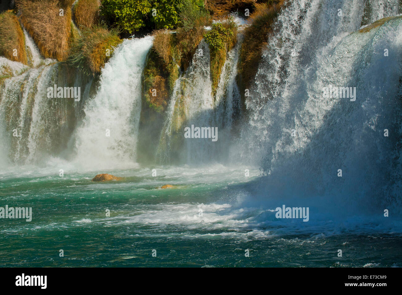 Il fiume Krka , grande attrazione turistica vicino a Sibenik in Croazia, moduli 17 cascate in un'area 400 mt. in lunghezza Foto Stock