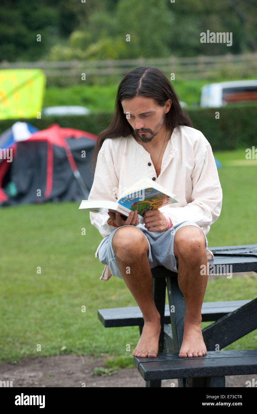 Newport Gwent, Regno Unito. 5 settembre 2014. Il secondo giorno del Vertice della NATO di un accampamento della pace si rilassa residente con un libro all'Accampamento della pace dopo una stancante giornata di azione di protesta in Newport & Cardiff. Credito: Graham M. Lawrence/Alamy Live News. Foto Stock