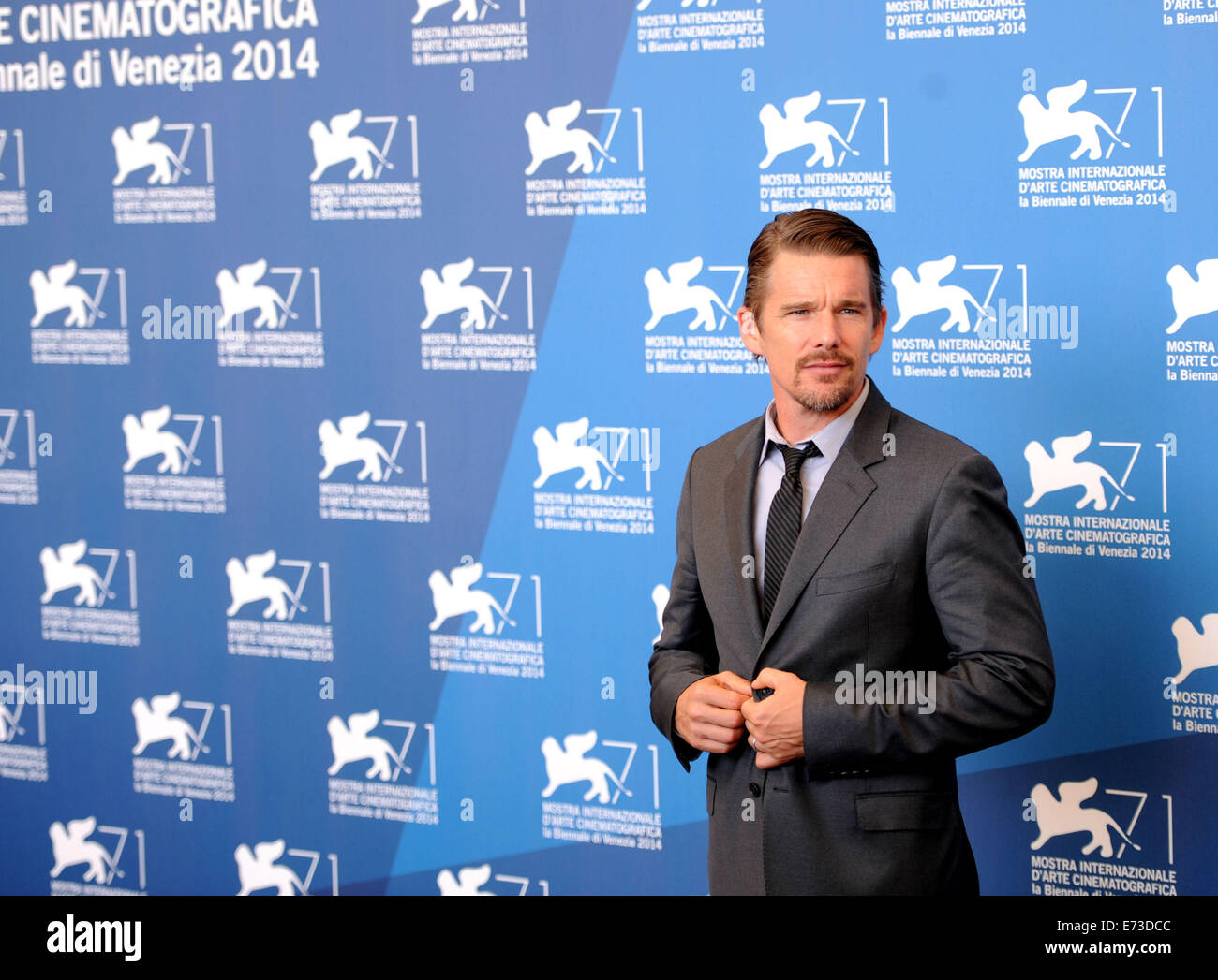 Venezia, Italia. 5 Sep, 2014. Attore Ethan Hawke pone al photocall per 'buona kill ' che è selezionato nel concorso unità durante la settantunesima Festival del Cinema di Venezia, nell' isola del Lido di Venezia, Italia, Settembre 5, 2014. Credito: Xu Nizhi/Xinhua/Alamy Live News Foto Stock