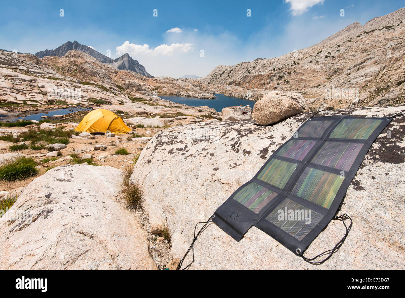 Backcountry sistema solare e tenda accanto al Big Bear Lake cercando su sette Gables picco, High Sierra Foto Stock