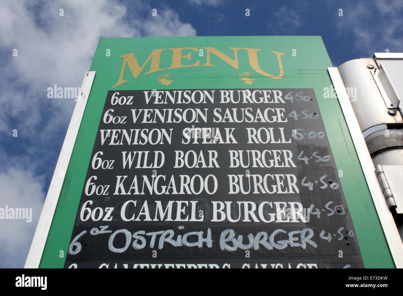Snack bar menu contro il cielo blu in Galles gran bretagna regno unito Foto Stock