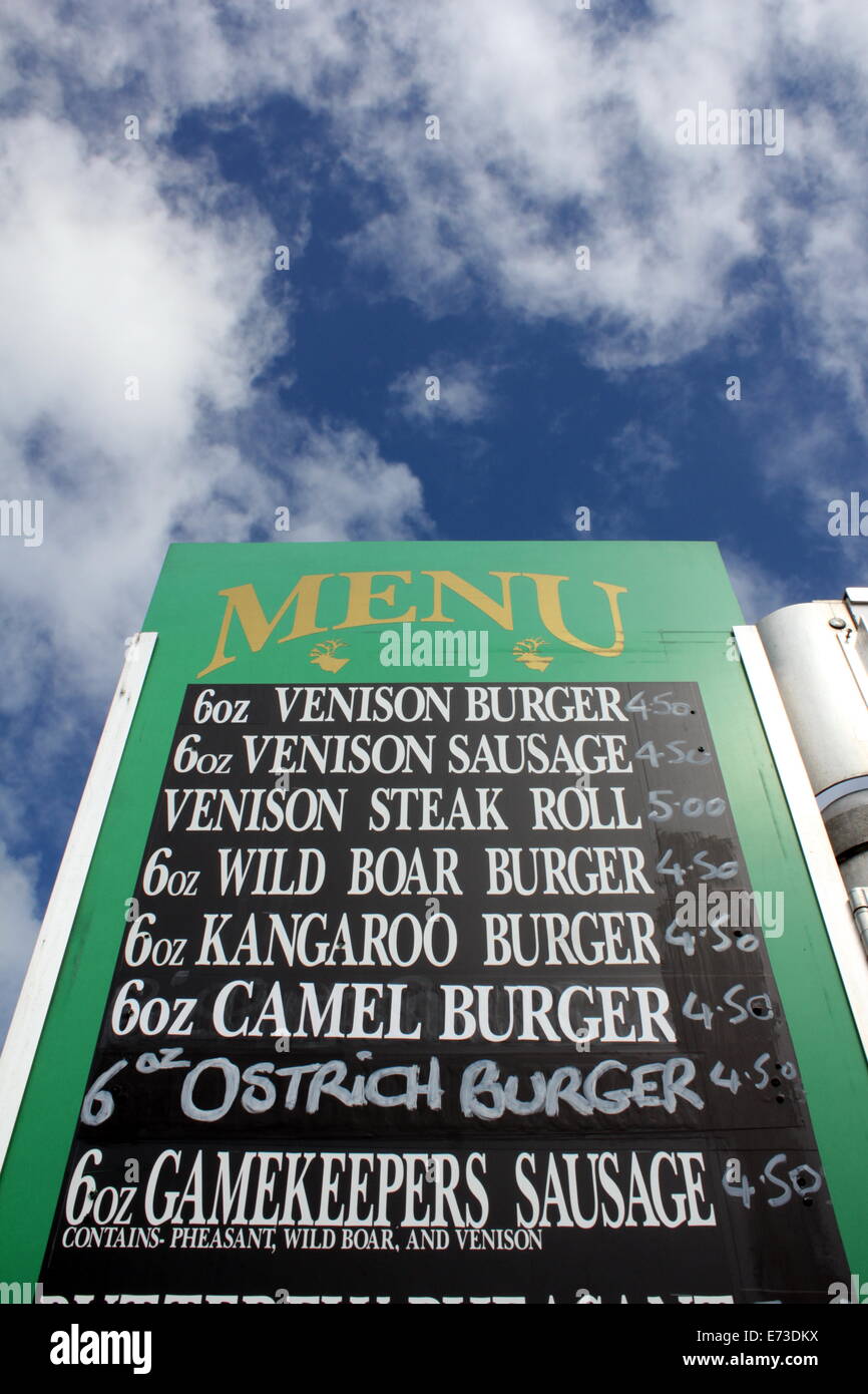 Snack bar menu contro il cielo blu in Galles gran bretagna regno unito Foto Stock