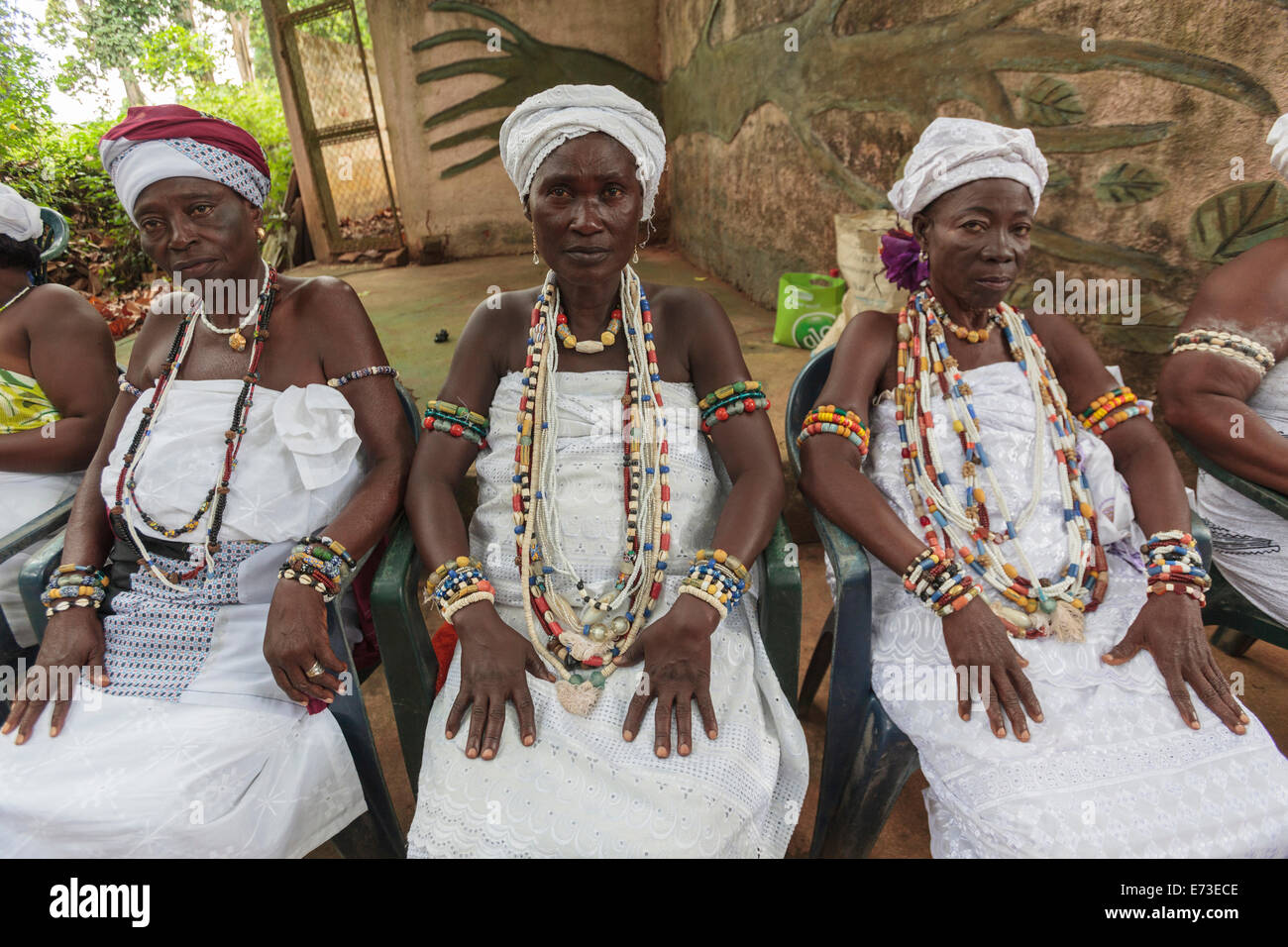 Africa, Benin, Ouidah. Gruppo di indossare le sacerdotesse di perline in Kpasse Bosco Sacro. Foto Stock