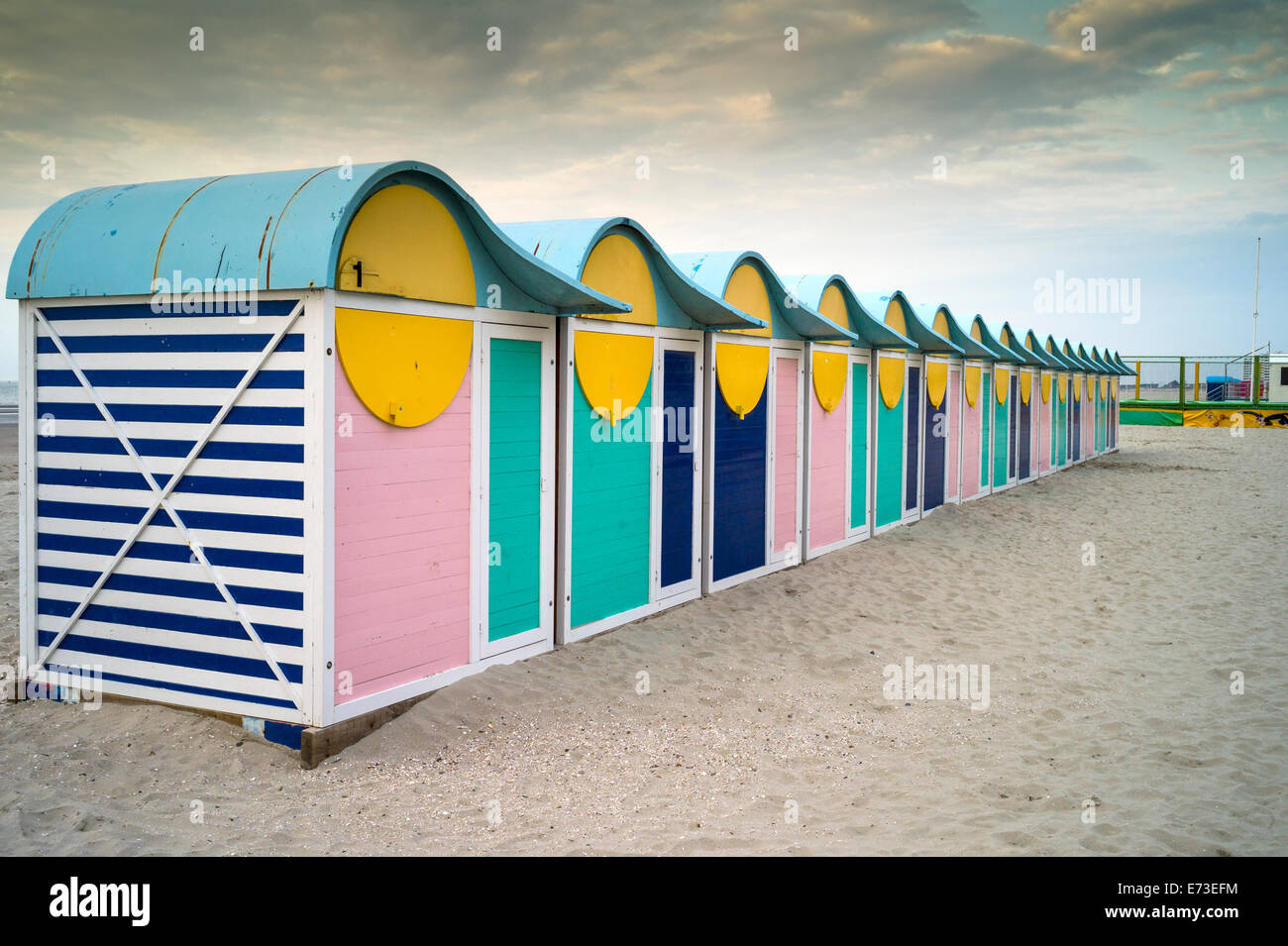Colorate Cabine sulla spiaggia, Dunkerque Dunkerque Francia settentrionale come al tramonto Foto Stock
