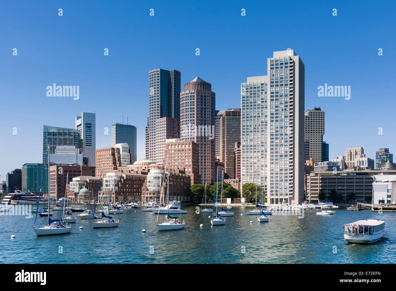 Edifici alti sullo skyline di Boston dal porto, guardando verso Atlantic Avenue e la Harborwalk. Foto Stock