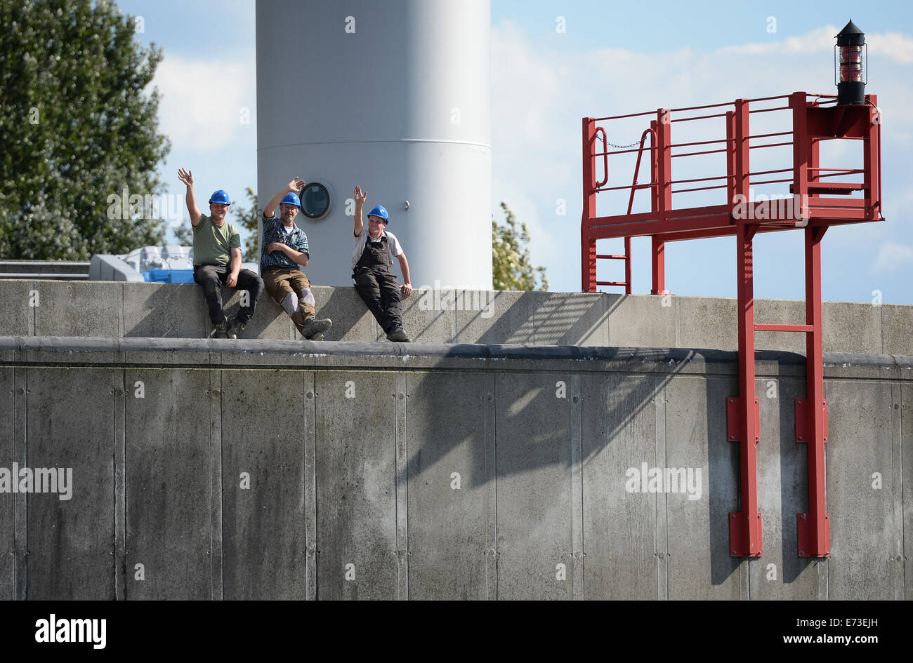 Tre lavoratori onda su 27 Agosto 2014 nel porto di Amburgo. Foto Stock