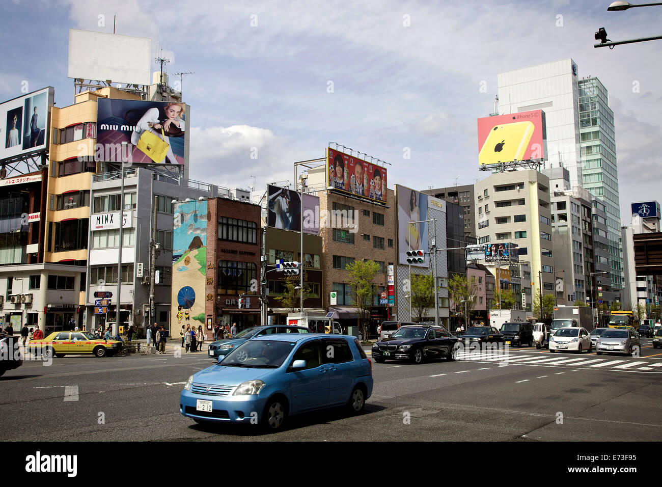 Automobili, traffico, Street, strada, pedoni, persone edifici. Omote-sando, zona Harajuku, Tokyo, Giappone, Asia Foto Stock