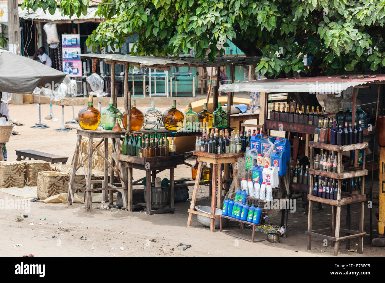 Africa, Benin, Cotonou. Il contrabbando di carburante nigeriana per la vendita su strada. Foto Stock