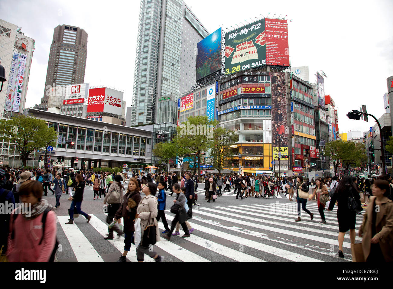 Incrocio di Shibuya, Tokyo, Giappone, Asia. Street, strada, pedoni, persone, edifici, segni, cartelloni pubblicitari Foto Stock