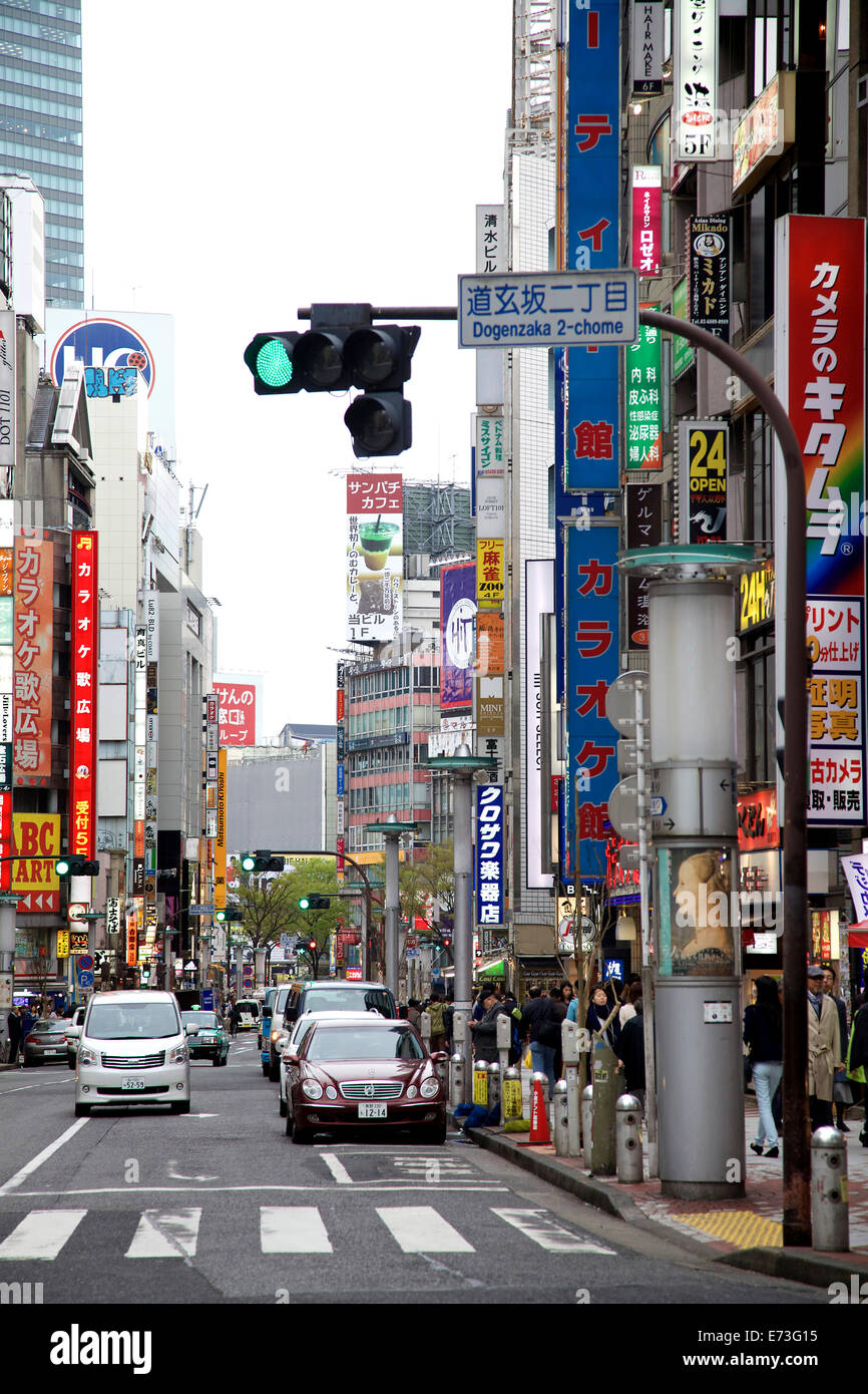 Il quartiere Shibuya, Tokyo, Giappone, Asia. Street, strada, pedoni, persone, negozi, magazzini, edifici, le luci al neon Foto Stock