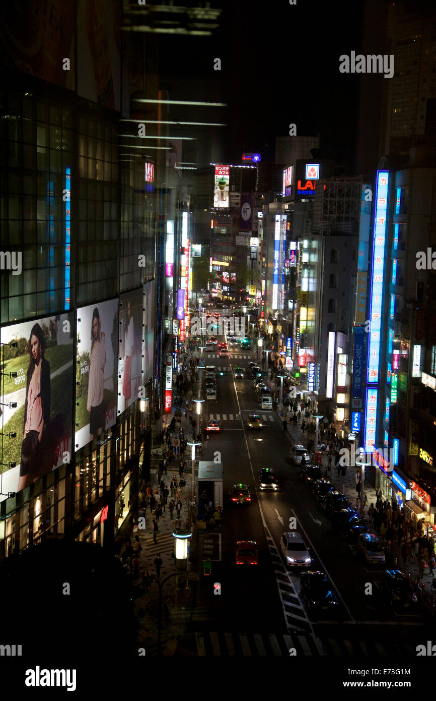 Il quartiere Shibuya, Tokyo, Giappone, Asia. Street, strada, pedoni, persone, traffico, automobili, edifici, le luci al neon di notte Foto Stock