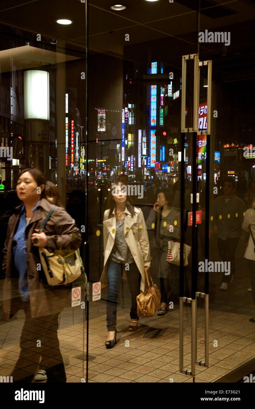 Il quartiere Shibuya, Tokyo, Giappone, Asia. Street, strada, pedoni, persone, traffico, automobili, edifici, le luci al neon di notte Foto Stock