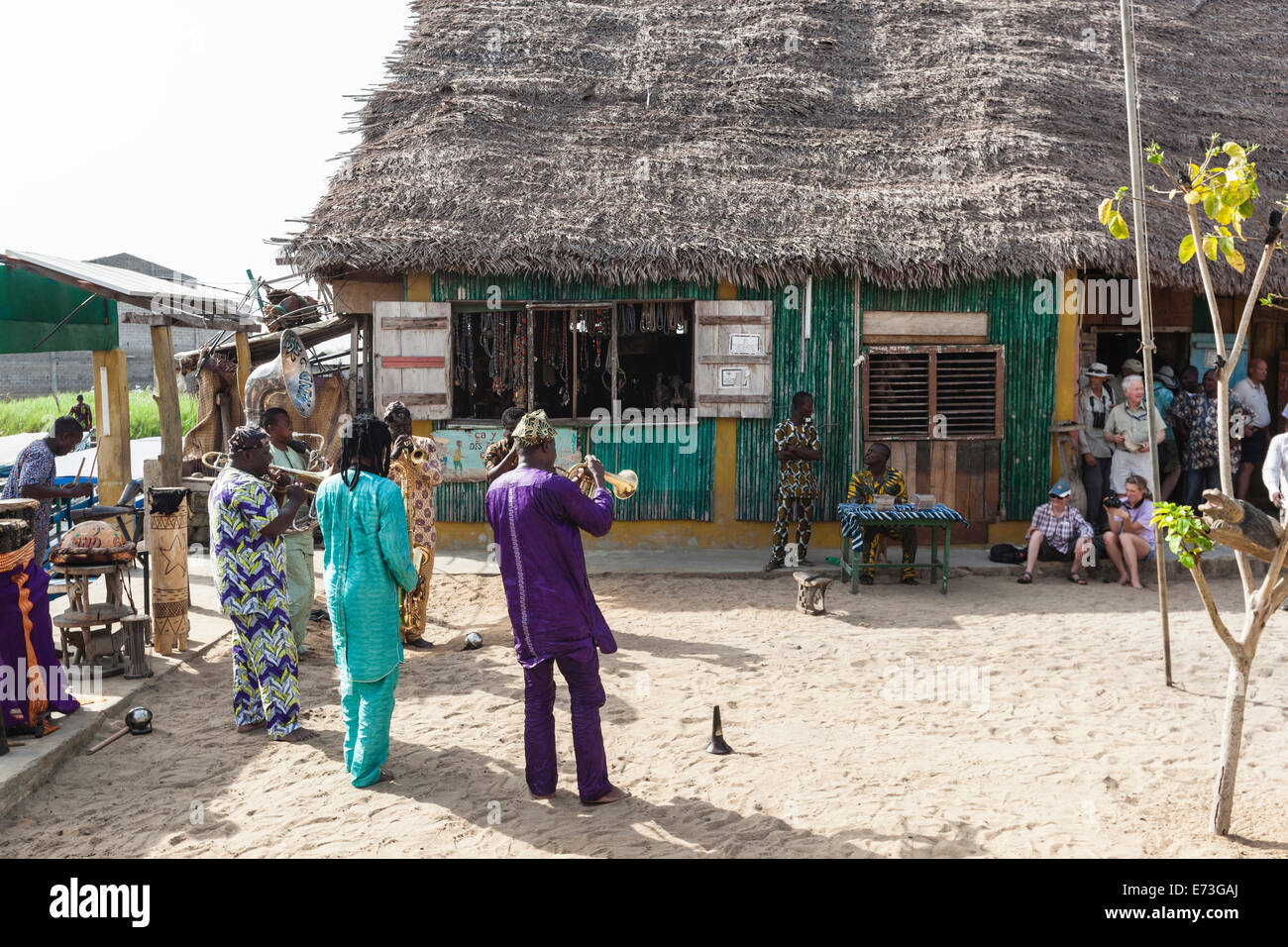 Africa, Benin, Ganvie. I turisti a guardare Gangbe Brass Band di eseguire. Foto Stock