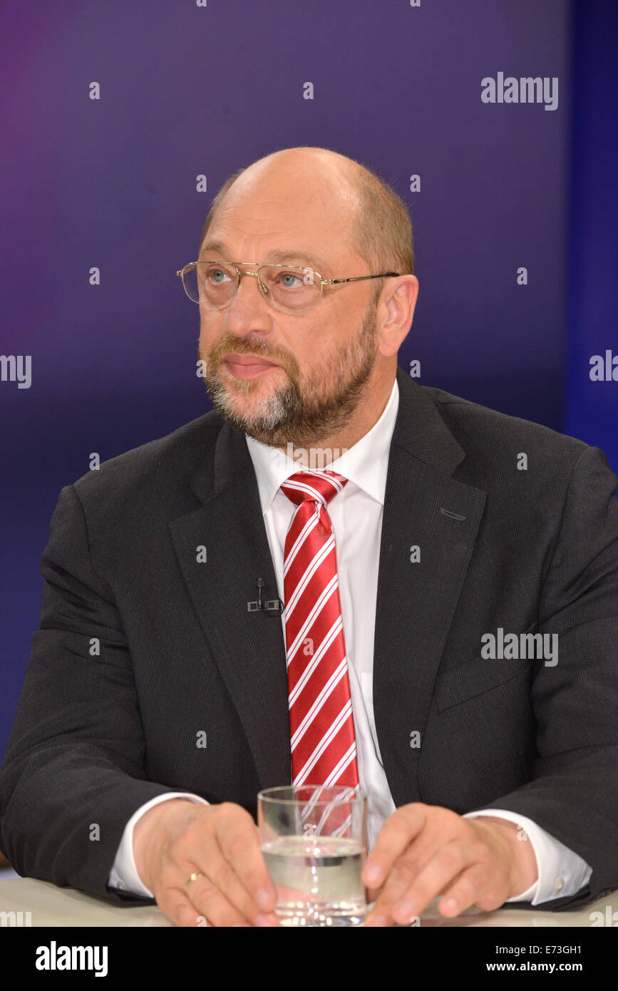 Berlino, Germania. 04 Sep, 2014. Martin Schulz, Presidente del Parlamento europeo visto durante il talkshow 'Maybrit Illner' del canale TV tedesco ZDF sul tema "Putin è di nuovo la Russia - Europa sull orlo della guerra?' nella ZDF Hauptstadtstudio a Berlino, Germania, 04 settembre 2014. Foto: Karlheinz Schindler/dpa/Alamy Live News Foto Stock