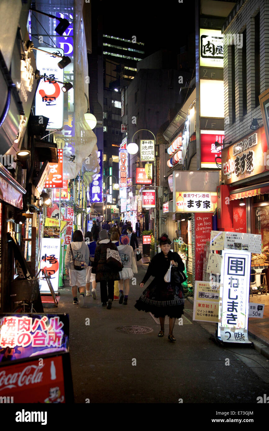 Il quartiere Shibuya, Tokyo, Giappone, Asia. Street, strada, pedoni, persone, negozi, magazzini, edifici, le luci al neon di notte Foto Stock