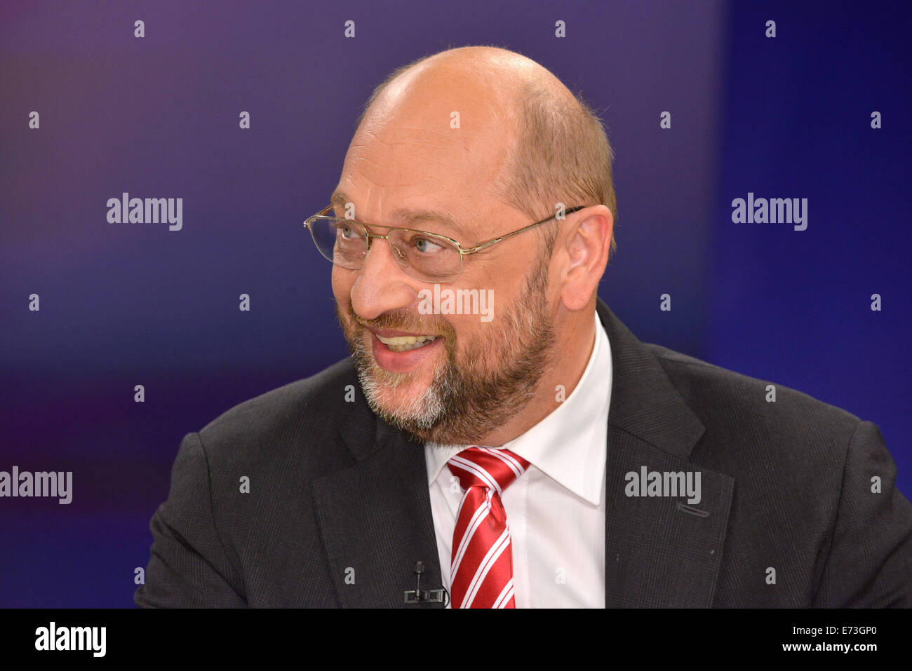 Berlino, Germania. 04 Sep, 2014. Martin Schulz, Presidente del Parlamento europeo visto durante il talkshow 'Maybrit Illner' del canale TV tedesco ZDF sul tema "Putin è di nuovo la Russia - Europa sull orlo della guerra?' nella ZDF Hauptstadtstudio a Berlino, Germania, 04 settembre 2014. Foto: Karlheinz Schindler/dpa/Alamy Live News Foto Stock