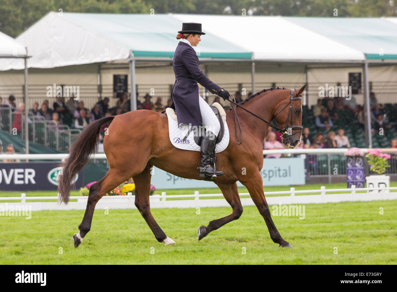 Stamford Lincs, Regno Unito. 5 Settembre, 2014. Sarah Stretton (GBR) riding saltare su II presso il Land Rover Burghley Horse Trials CCI**** 2014 - competere nella sezione Dressage del credito per la gestione degli eventi: qualsiasi fotografia4/Alamy Live News Foto Stock