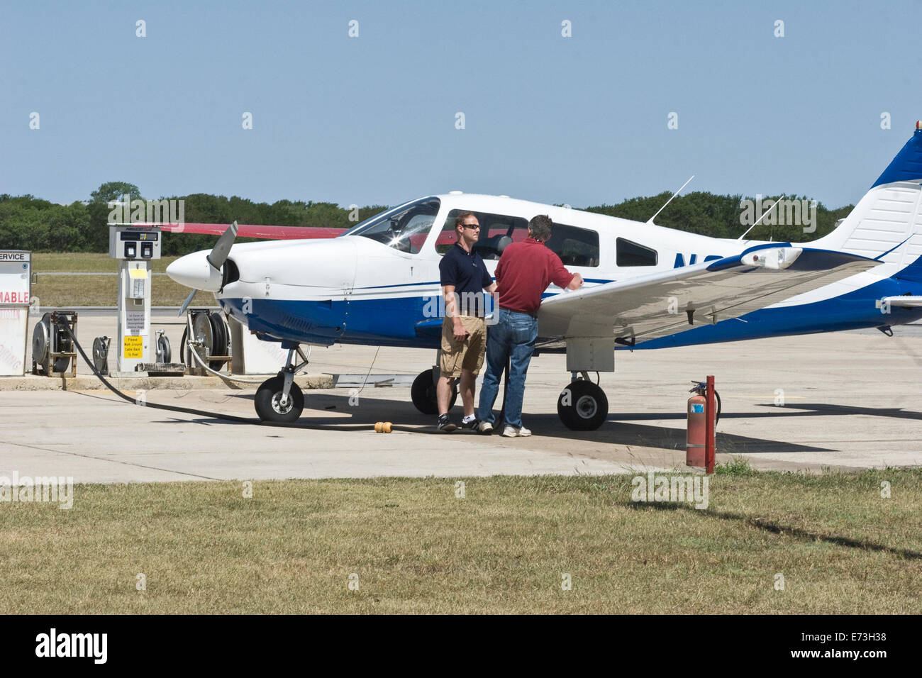 Il rifornimento di carburante pilota piccoli aeromobili dell'aviazione generale Foto Stock