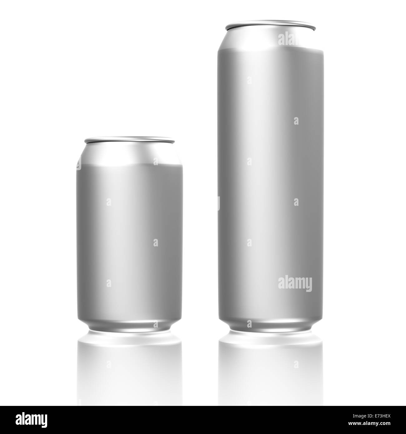 A breve e a lungo in argento di lattine di soda con la riflessione su sfondo bianco Foto Stock
