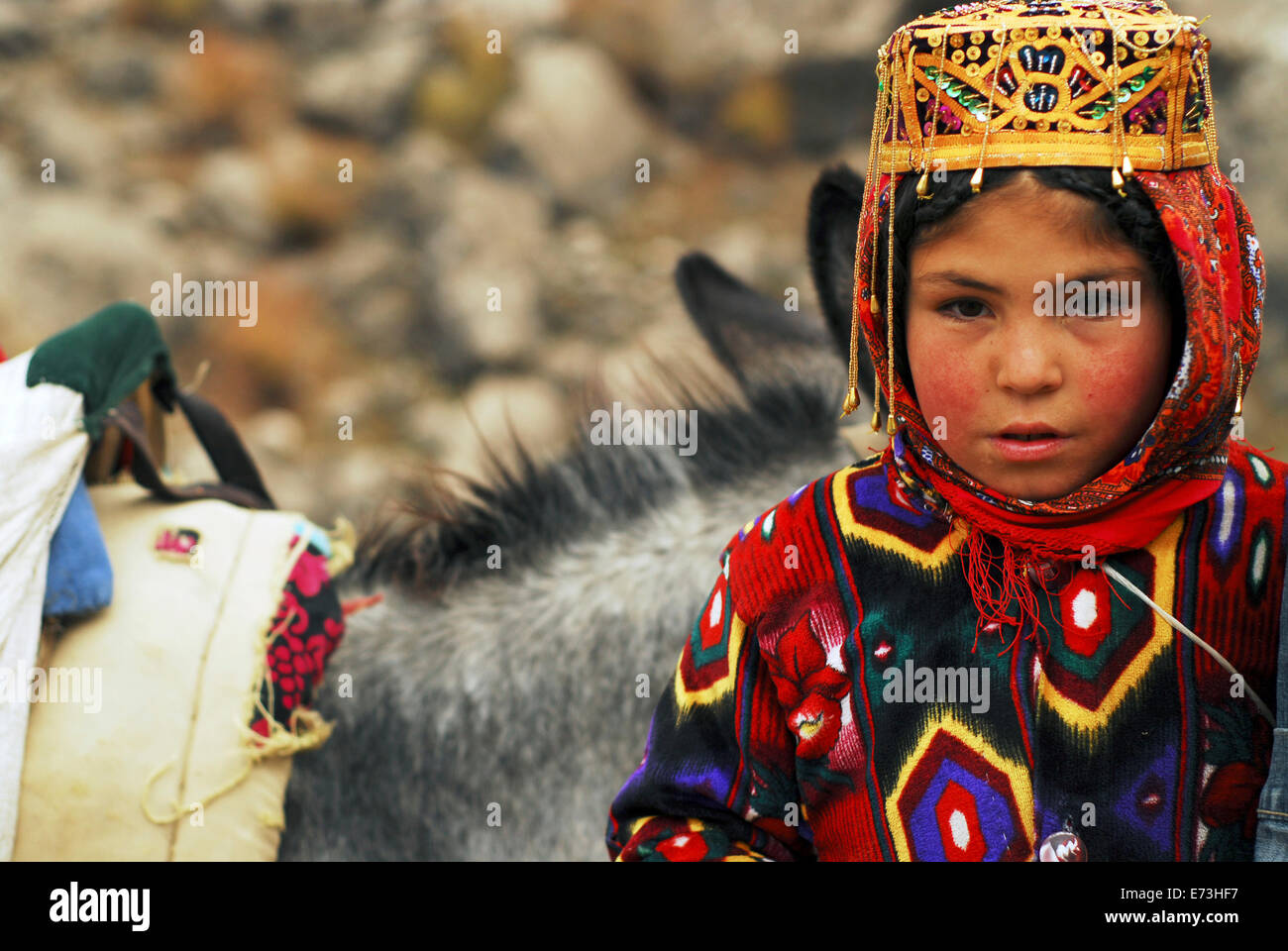 Tagikistan, Fann montagne, ritratto di bambina in abito tradizionale. Foto Stock