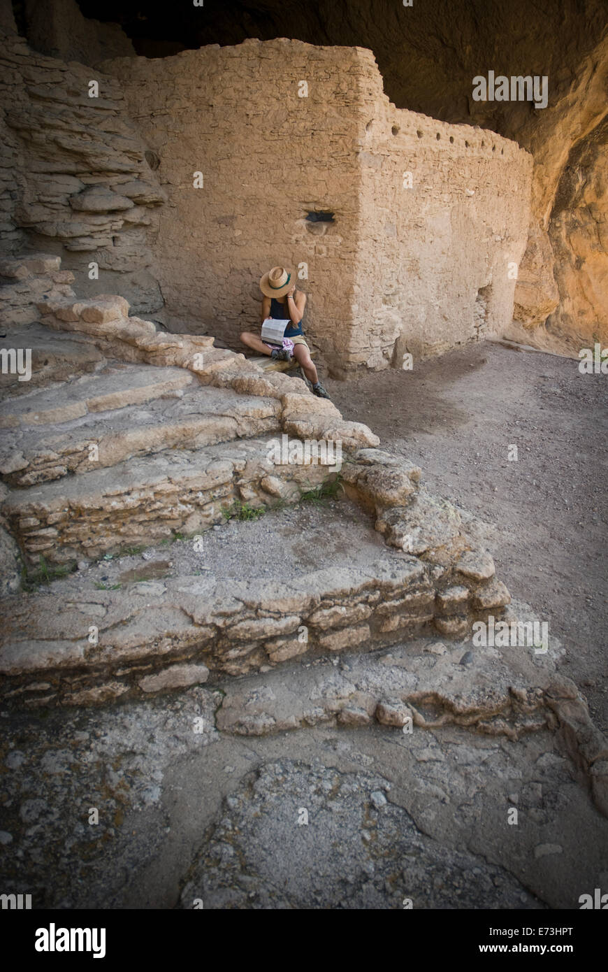 Una giovane donna ventenne visite Gila Cliff abitazione monumento nazionale, Nuovo Messico. Foto Stock