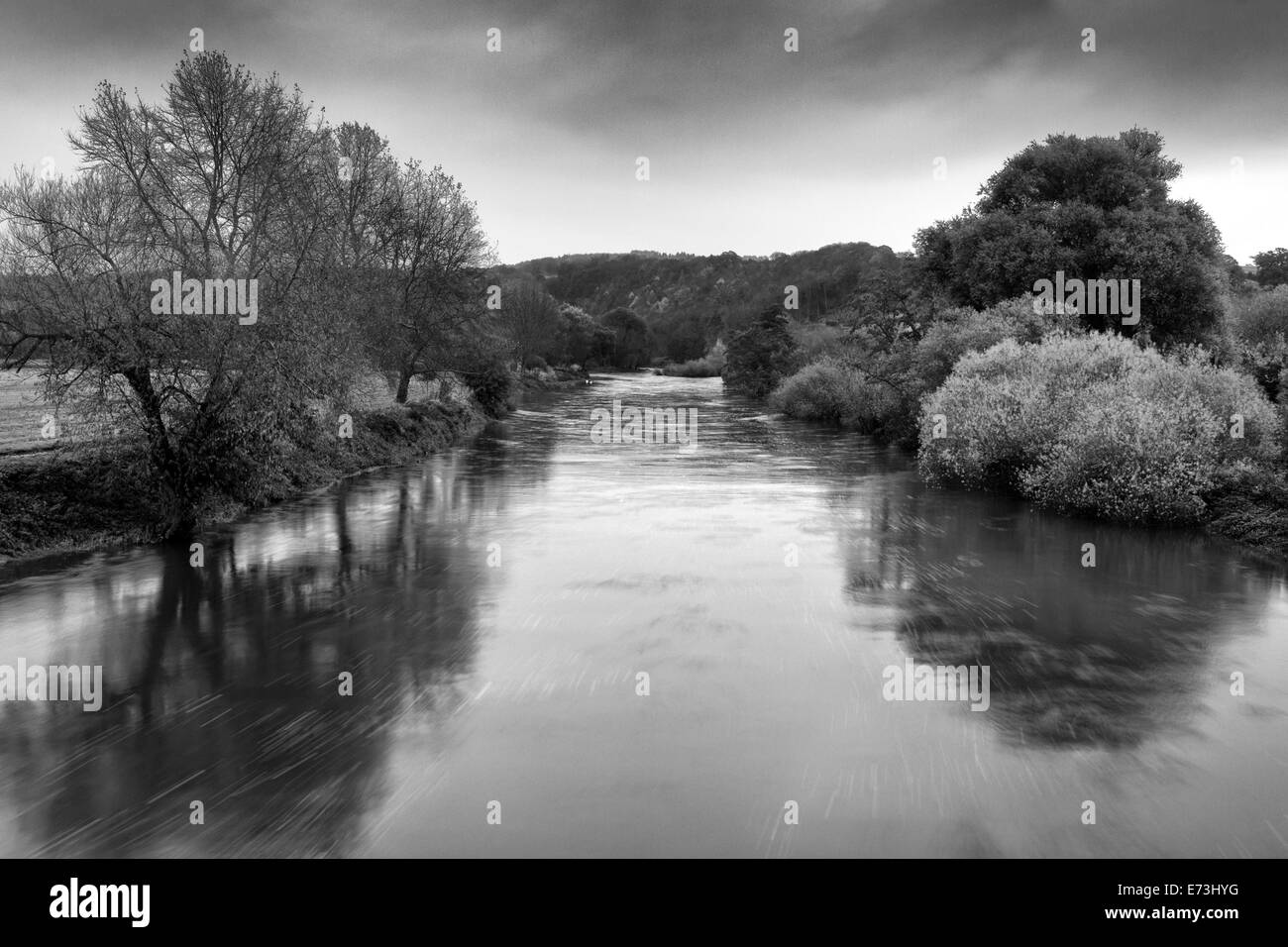 Giorno freddo sul fiume Wye herefordshire UK. Foto Stock
