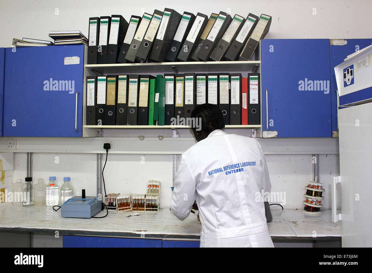 Entebbe, Uganda, 5° settembre, 2014. Un tecnico di laboratorio durante il lavoro in acqua il laboratorio di qualità lungo il lago Victoria rive a Entebbe, Uganda. Scarsa qualità dell'acqua un problema al lago Victoria che è una sorgente di acqua dolce in Africa nella regione dei Grandi Laghi, secondo gli esperti. Credito: Sansone Opus/Alamy Live News Foto Stock