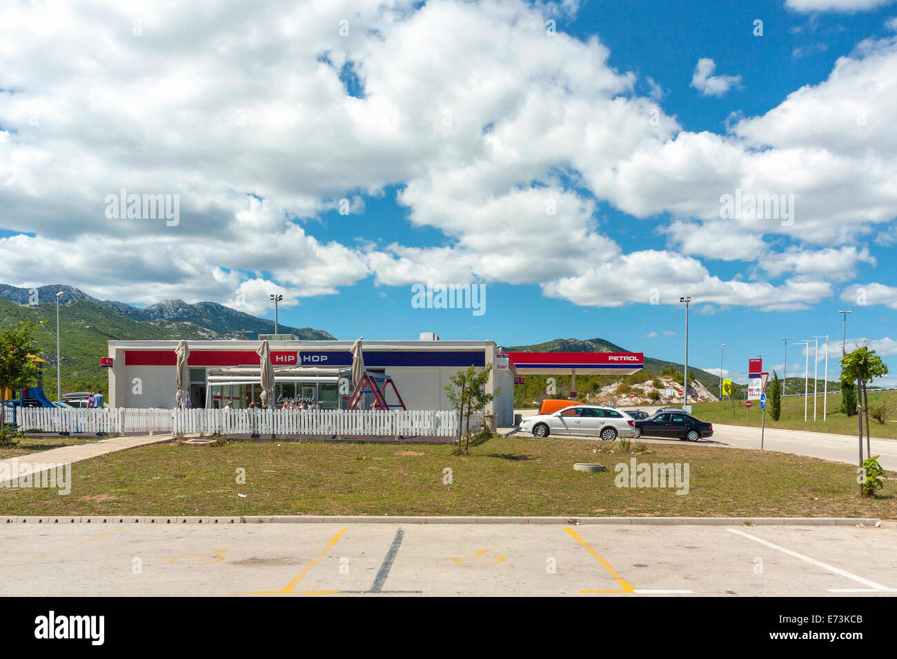 Stazione di gas appartenenti allo sloveno Gruppo di benzina sulla autostrada A1 in Croazia Foto Stock