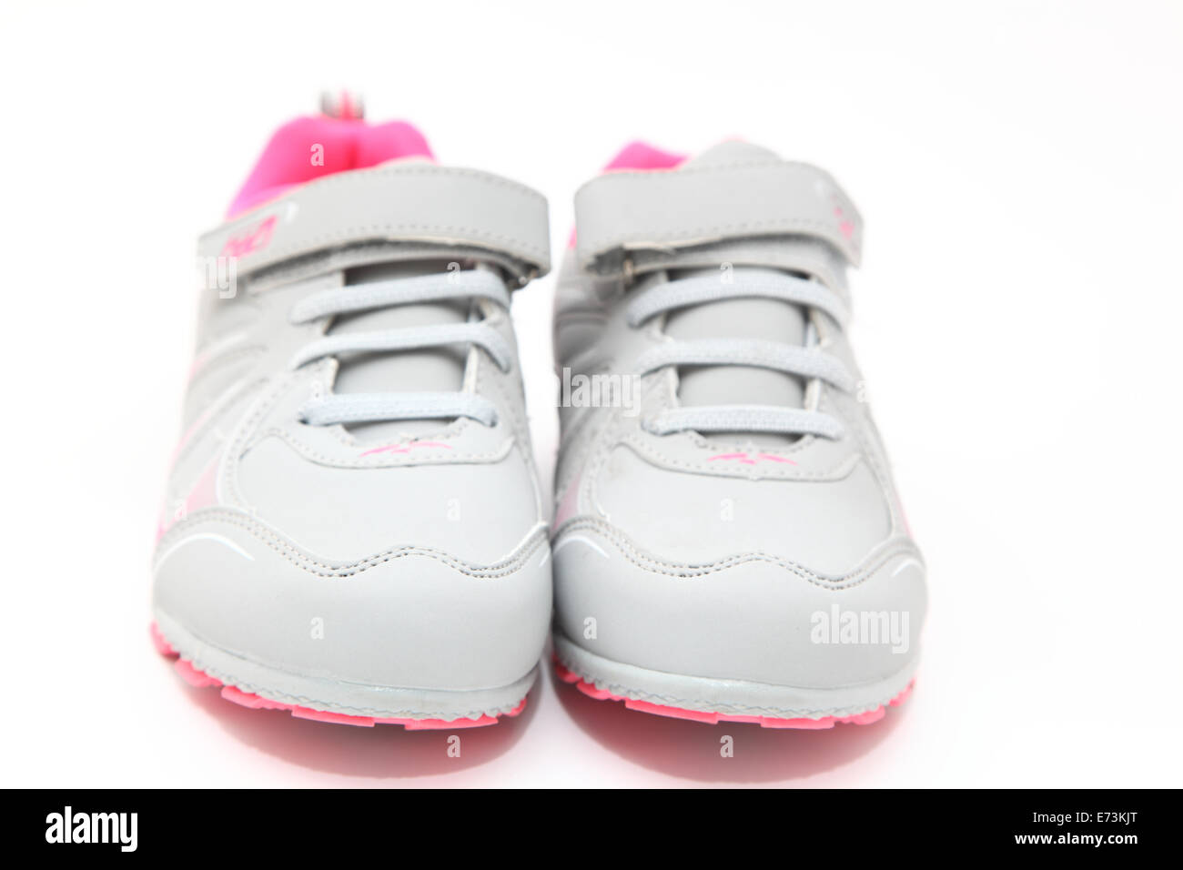 Grigio sneakers isolato su bianco Foto Stock