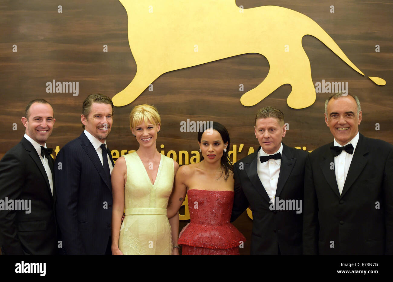 Venezia, Lido di Venezia. 5 Sep, 2014. Direttore Andrew Niccol (seconda R) con altri membri del cast assiste la premiere per 'buona Kill' che viene selezionata per il concorso principale durante la settantunesima Festival del Cinema di Venezia, nell' isola del Lido di Venezia, Italia il 7 settembre 5, 2014. Credito: Liu Lihang/Xinhua/Alamy Live News Foto Stock