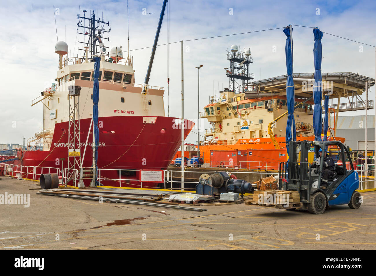 Il porto di Aberdeen Scotland il petrolio del Mare del Nord le imbarcazioni di servizio in fase di manutenzione Foto Stock