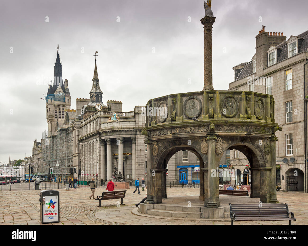 Croce DI MERCATO IN CASTLEGATE Aberdeen Scotland guardando in direzione di Union Street Foto Stock