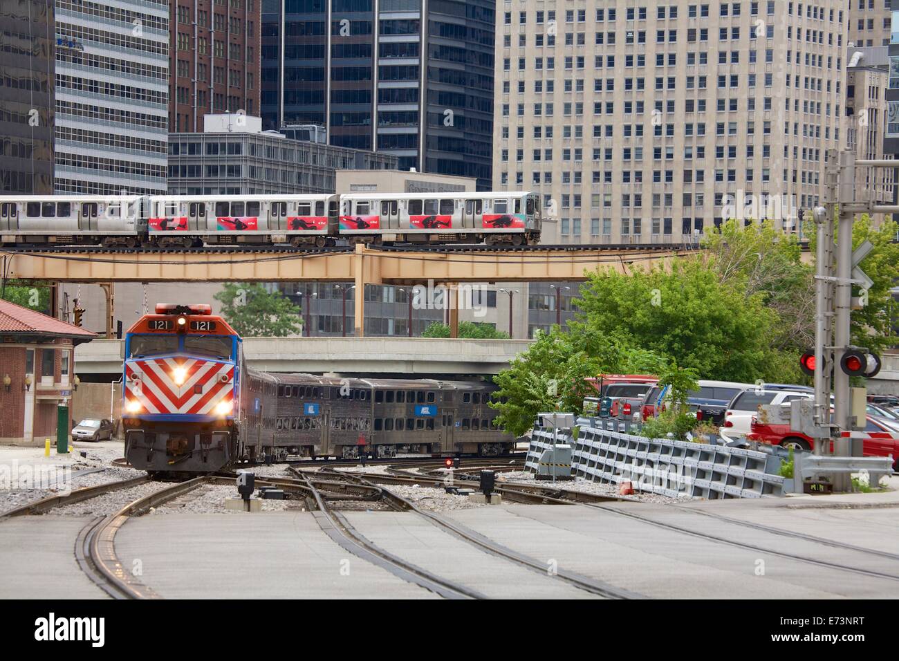 Metra commuter train tira fuori della stazione di unione come CTA El Rapid Transit Train attraversato ponte sopra. Chicago, Illinois. Foto Stock