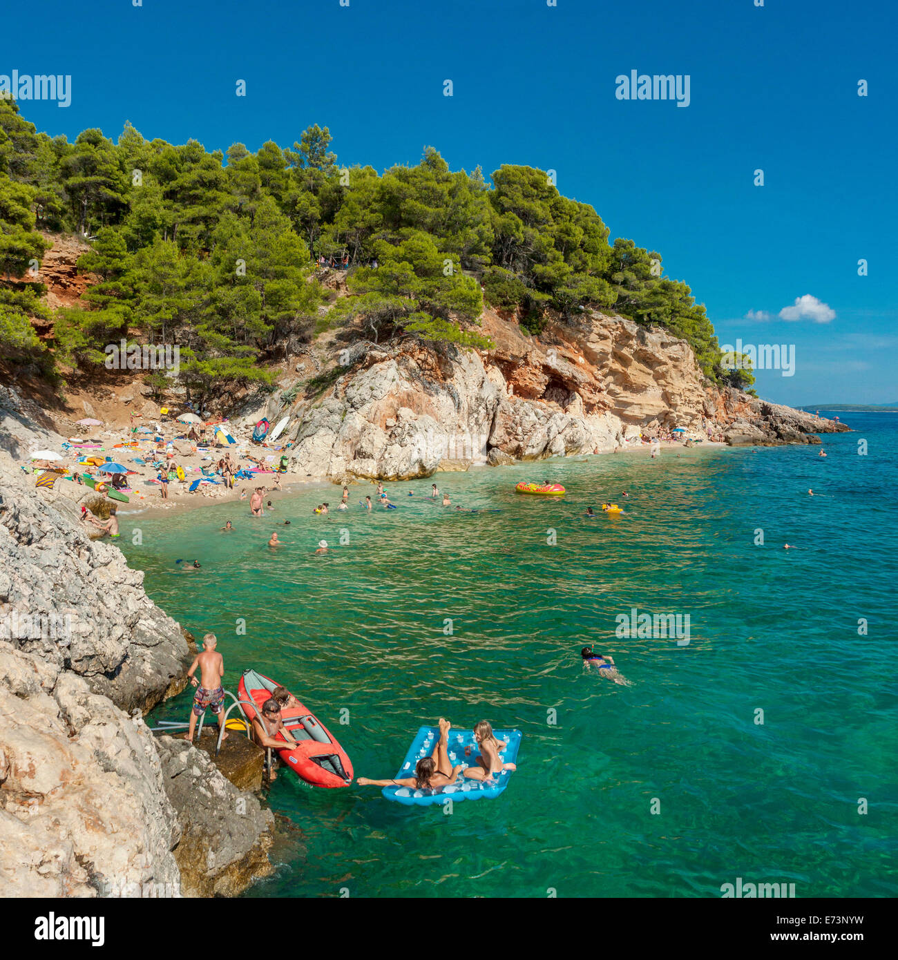 I turisti su una spiaggia nel villaggio di Jagodna, isola di Hvar, Croazia Foto Stock