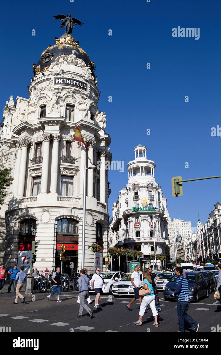 Spagna, Madrid, occupato il traffico su Alcala Grand Via bivio accanto alla metropoli di edificio. Foto Stock