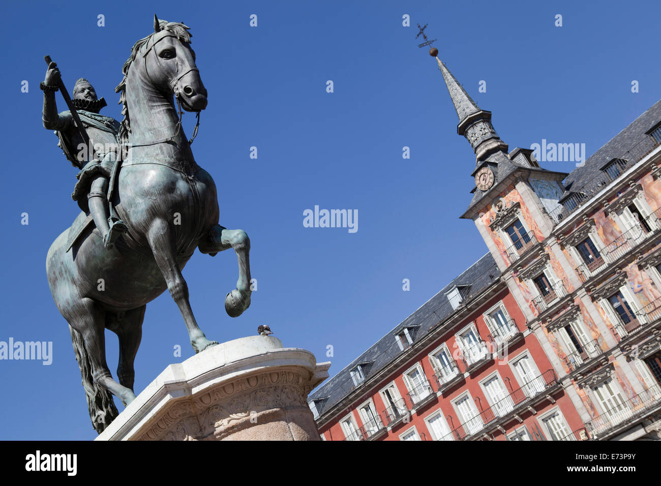 Spagna, Madrid, Statua di re Filippo III a cavallo Plaza Mayor. Foto Stock