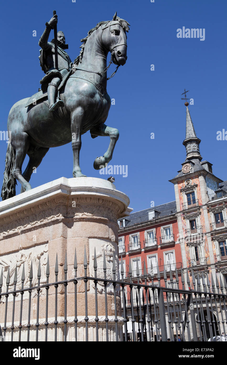 Spagna, Madrid, Statua di re Filippo III a cavallo Plaza Mayor. Foto Stock