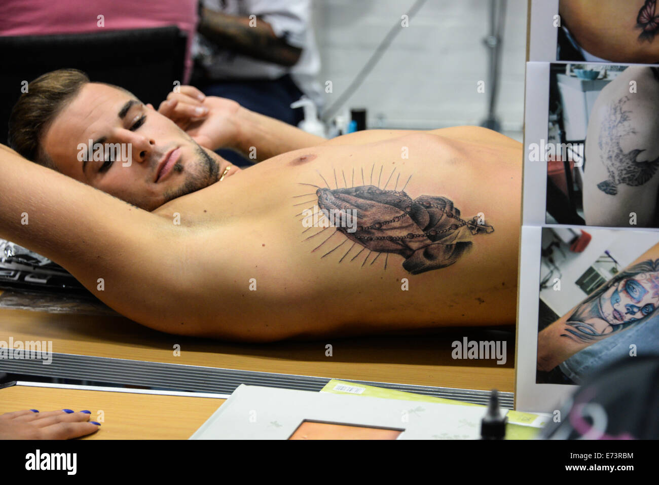 Londra, Regno Unito. 5 Settembre, 2014. Un tatuaggio artista 'Tattoo Zordo' tattoo è un client a seconda internazionale sordi Tattoo Convention a San Giovanni Deaf Community Centre di Londra. Credito: Vedere Li/Alamy Live News Foto Stock