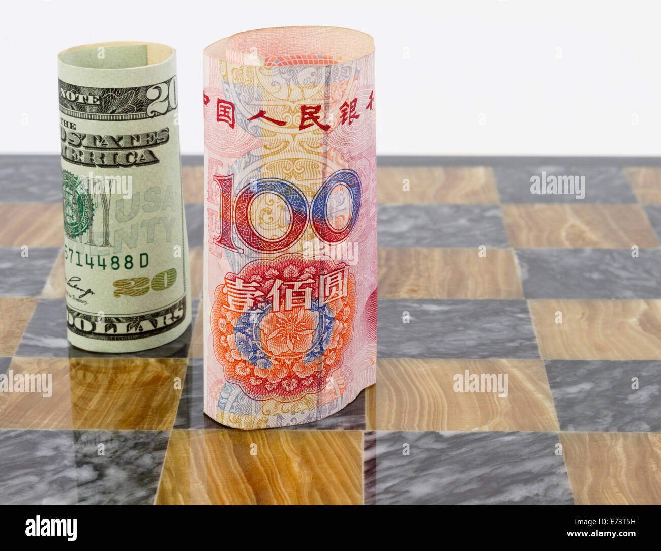 Valuta laminati da USA e Cina collocati in posizione verticale su nero e marrone a bordo del gioco. Foto Stock