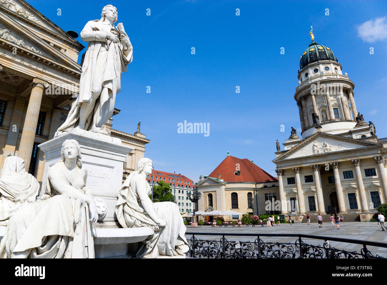 Germania, Berlino Mitte, la piazza Gendarmenmarkt con una statua del poeta tedesco e il filosofo Friedrich Schiller. Foto Stock