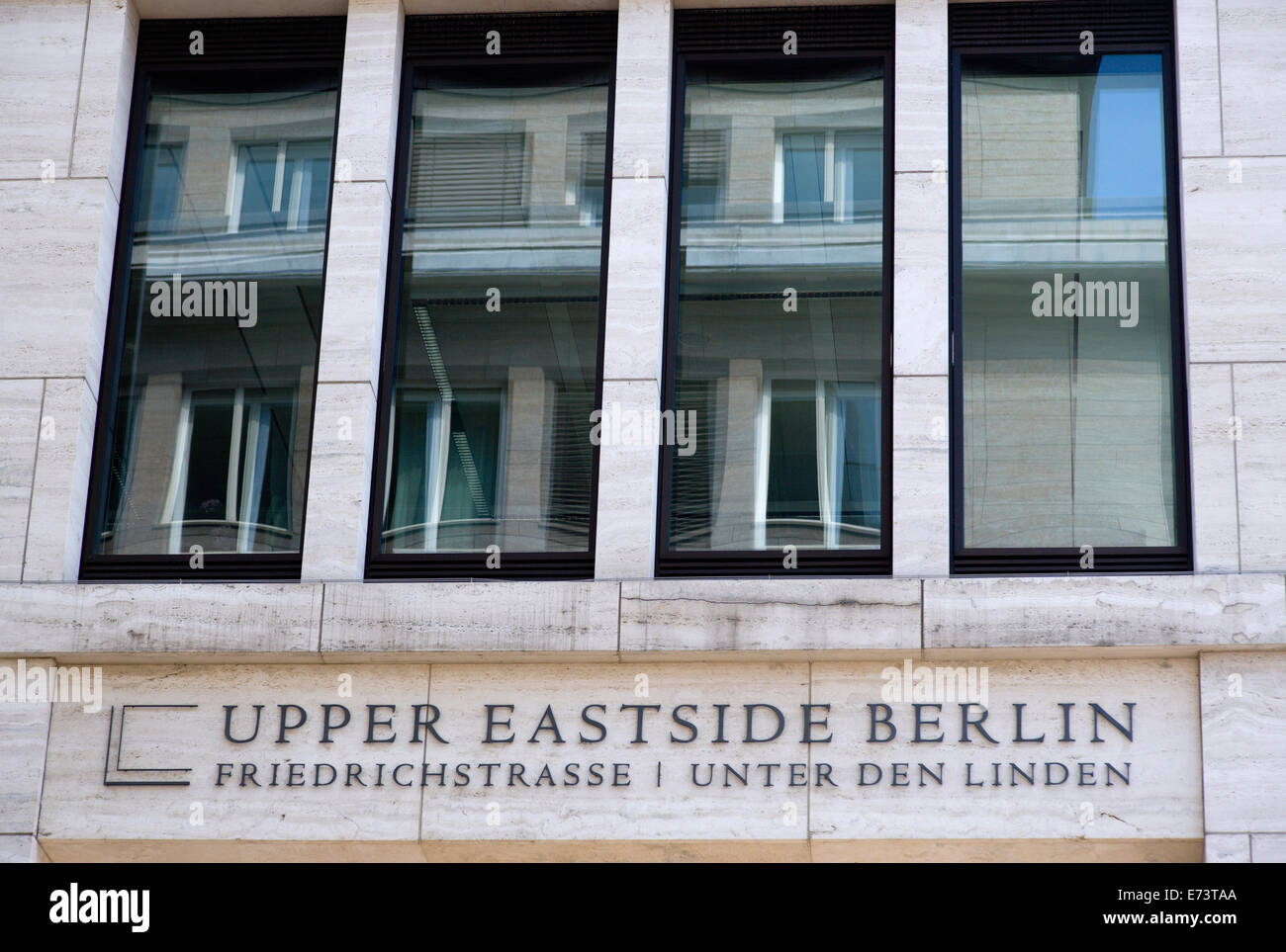 Germania, Berlino Mitte, New York influenzato della lettura del segno Upper Eastside Berlin sulla superficie sviluppata allo svincolo di Friedrichstrasse Foto Stock