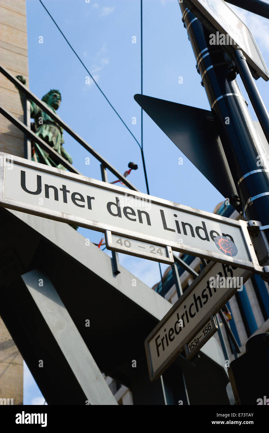Germania, Berlino Mitte, cartelli in corrispondenza della giunzione del viale Unter den Linden e la Friedrichstrasse. Foto Stock