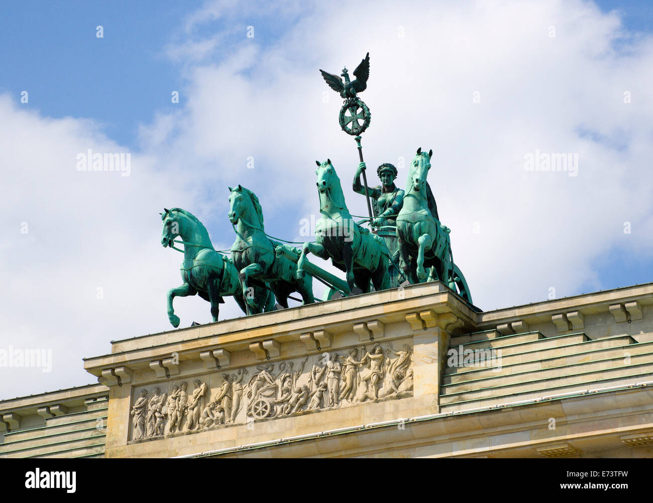 Germania, Berlino Mitte, la Porta di Brandeburgo o Brandenburger Tor in Pariser Platz che conduce al viale Unter den Linden e i palazzi reali Foto Stock