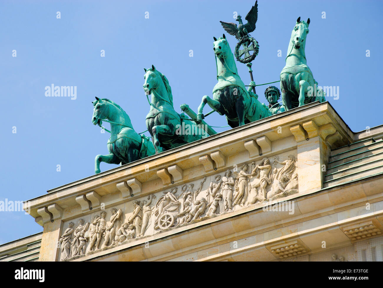 Germania, Berlino Mitte, la Porta di Brandeburgo o Brandenburger Tor in Pariser Platz che conduce al viale Unter den Linden e i palazzi reali Foto Stock