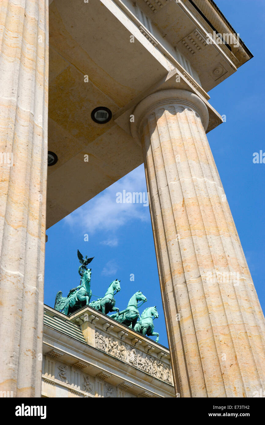 Germania, Berlino Mitte, la Porta di Brandeburgo o Brandenburger Tor visto tra le colonne di Pariser Platz portando a Unter den Linden Foto Stock