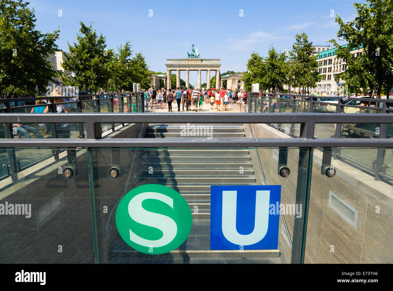 Germania, Berlino Mitte, persone emergenti dalla stazione della metropolitana sulla Unter den Linden e camminare verso la Porta di Brandeburgo. Foto Stock